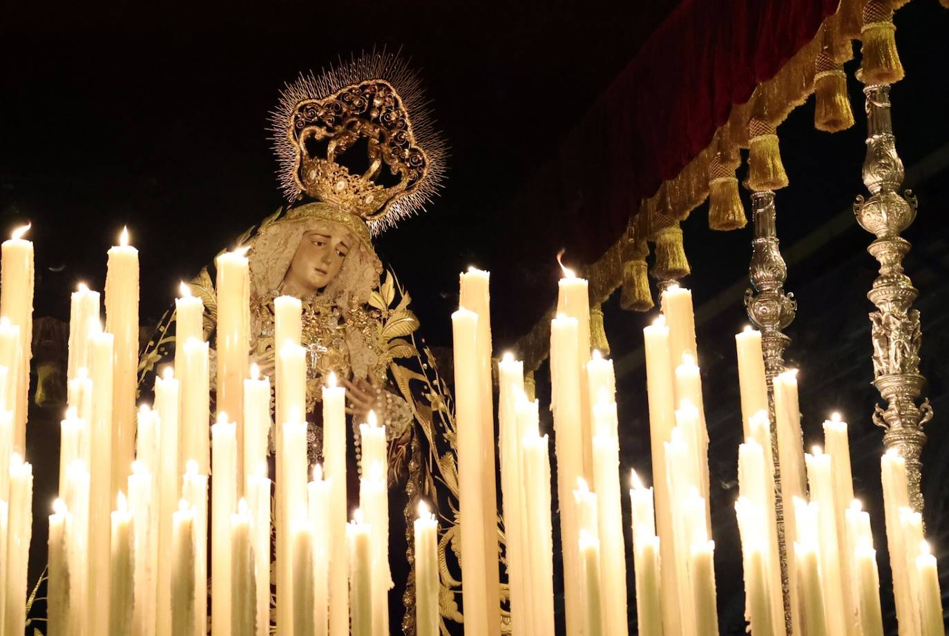 Dieciséis tronos recorren la ciudad para conmemorar el centenario de la Agrupación de Cofradías de Málaga en un evento histórico. En la imagen, Dolores de San Juan