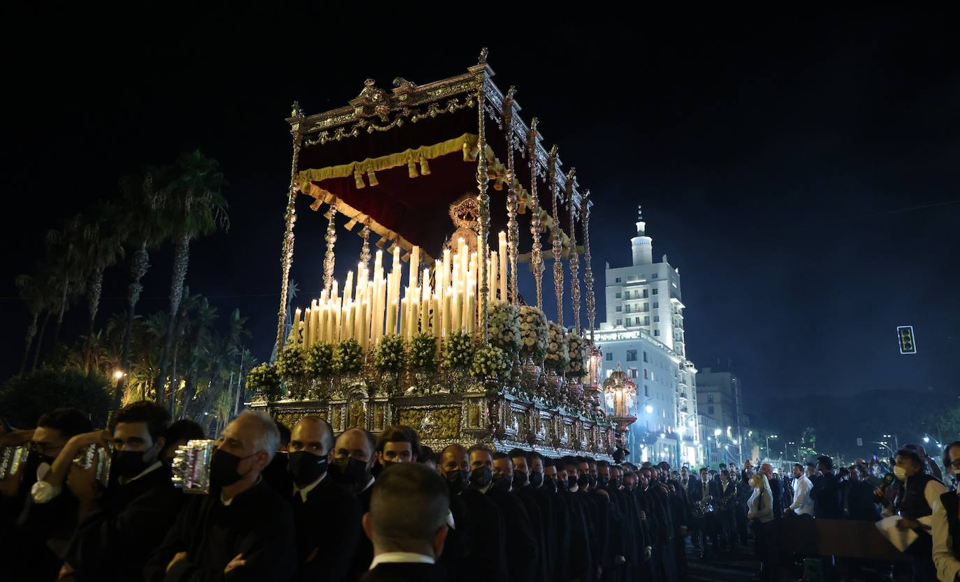 Dieciséis tronos recorren la ciudad para conmemorar el centenario de la Agrupación de Cofradías de Málaga en un evento histórico. En la imagen, Dolores de San Juan