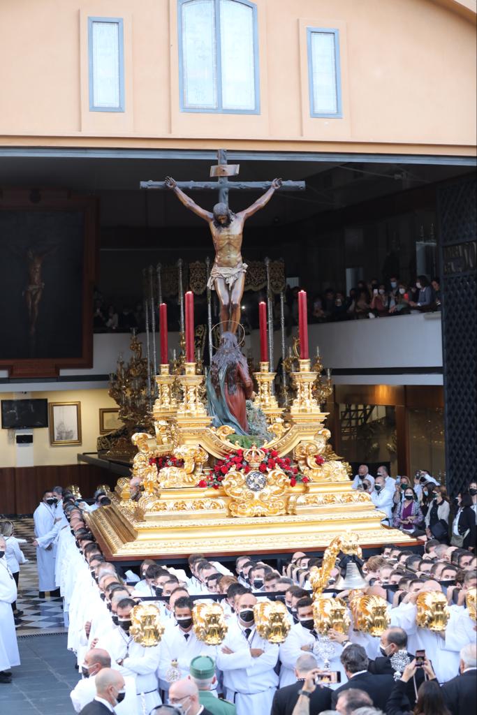 Dieciséis tronos recorren la ciudad para conmemorar el centenario de la Agrupación de Cofradías de Málaga en un evento histórico. En la imagen, Mena.