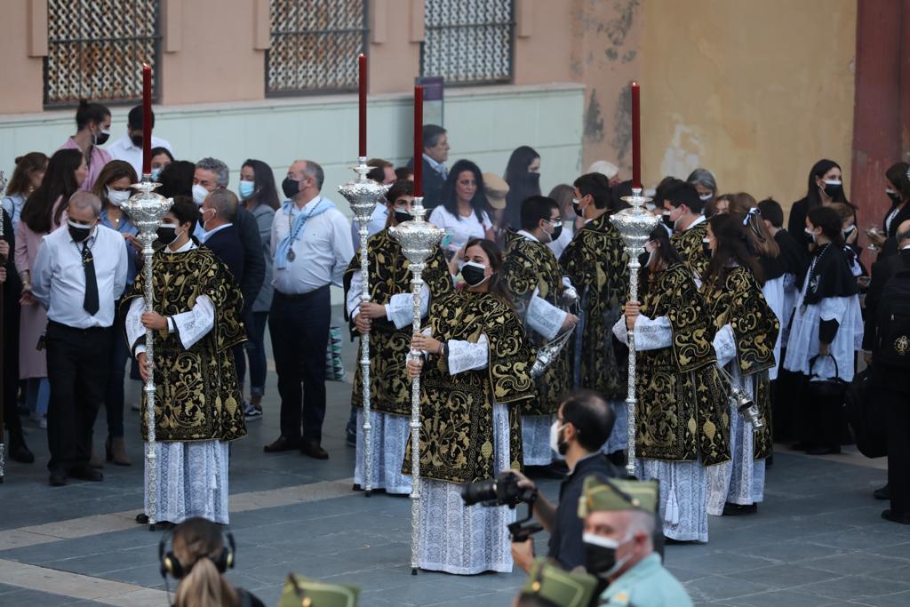 Dieciséis tronos recorren la ciudad para conmemorar el centenario de la Agrupación de Cofradías de Málaga en un evento histórico. En la imagen, Mena.