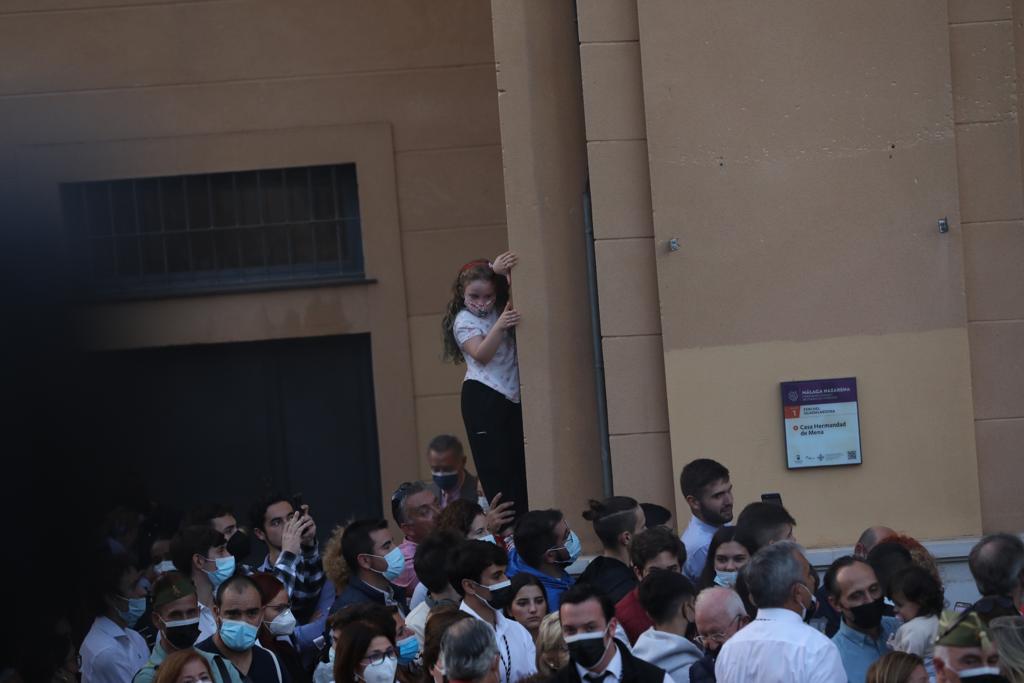 Dieciséis tronos recorren la ciudad para conmemorar el centenario de la Agrupación de Cofradías de Málaga en un evento histórico. En la imagen, Mena.