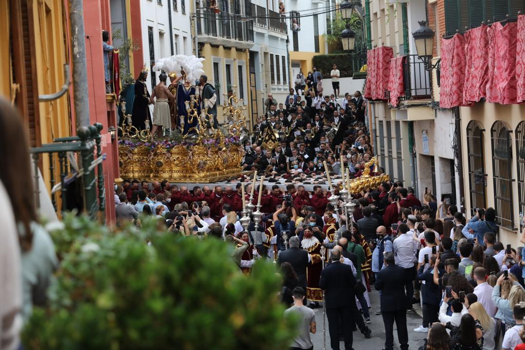 Dieciséis tronos recorren la ciudad para conmemorar el centenario de la Agrupación de Cofradías de Málaga en un evento histórico. En la imagen, Rescate.