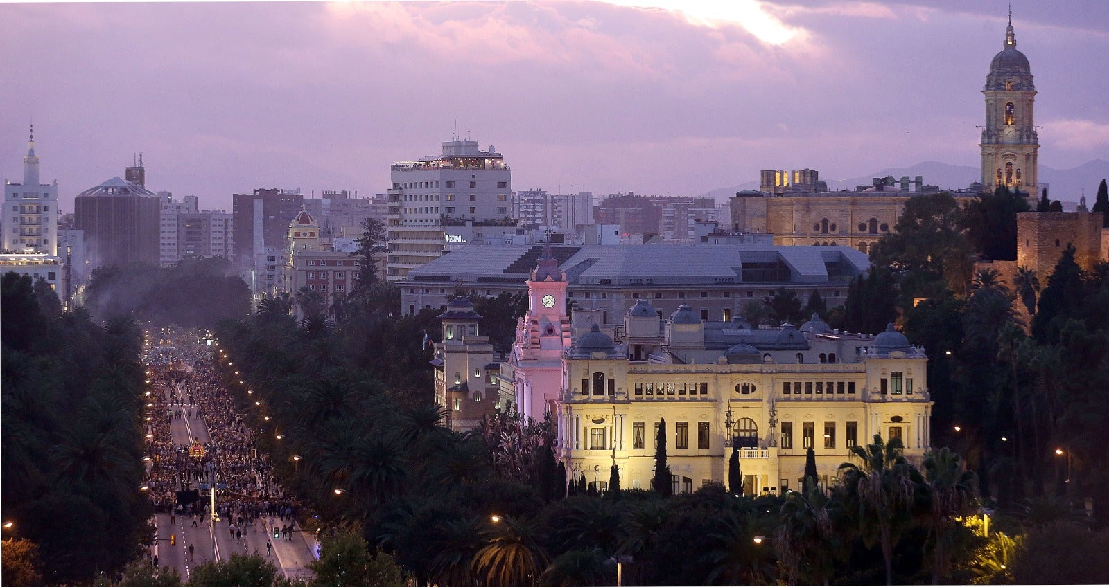 Dieciséis tronos recorren la ciudad para conmemorar el centenario de la Agrupación de Cofradías de Málaga en un evento histórico.