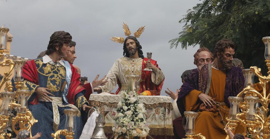 Dieciséis tronos recorren la ciudad para conmemorar el centenario de la Agrupación de Cofradías de Málaga en un evento histórico. En la imagen, Cena