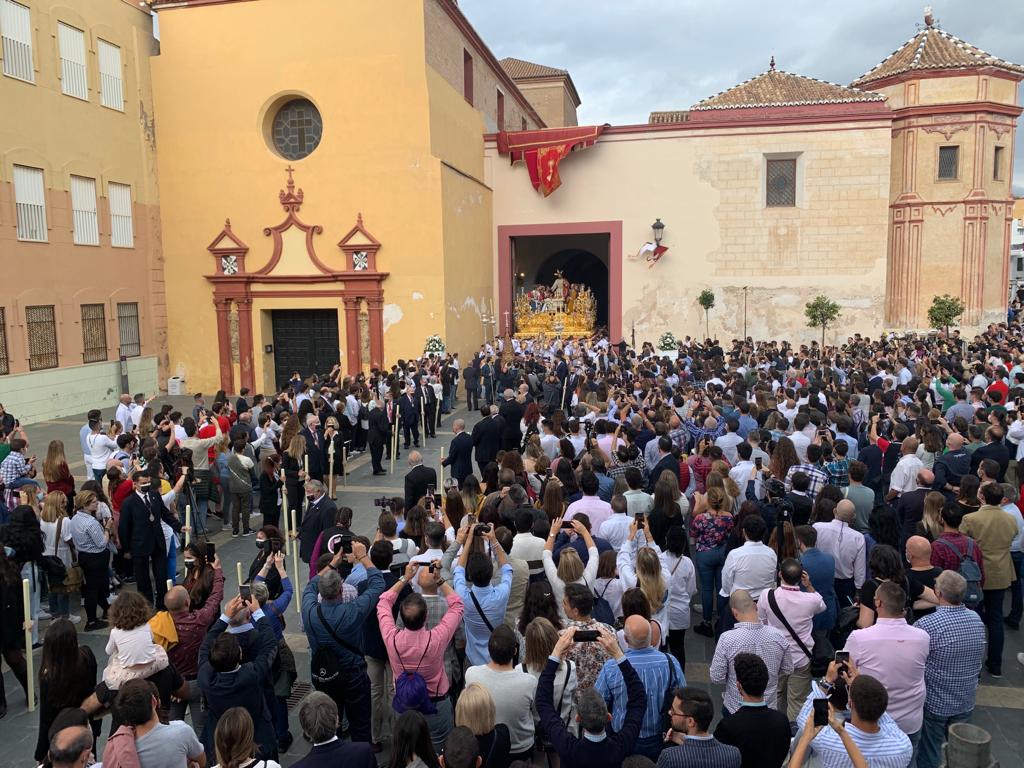 Dieciséis tronos recorren la ciudad para conmemorar el centenario de la Agrupación de Cofradías de Málaga en un evento histórico. En la imagen, Cena