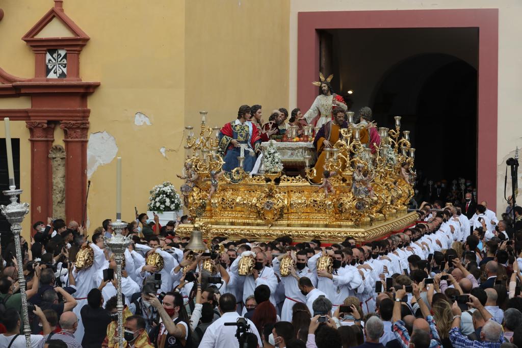 Dieciséis tronos recorren la ciudad para conmemorar el centenario de la Agrupación de Cofradías de Málaga en un evento histórico. En la imagen, Cena