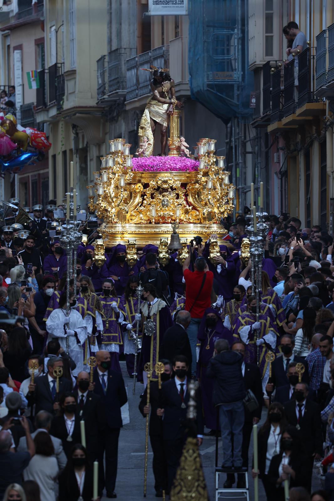 Dieciséis tronos recorren la ciudad para conmemorar el centenario de la Agrupación de Cofradías de Málaga en un evento histórico. En la imagen, Gitanos.