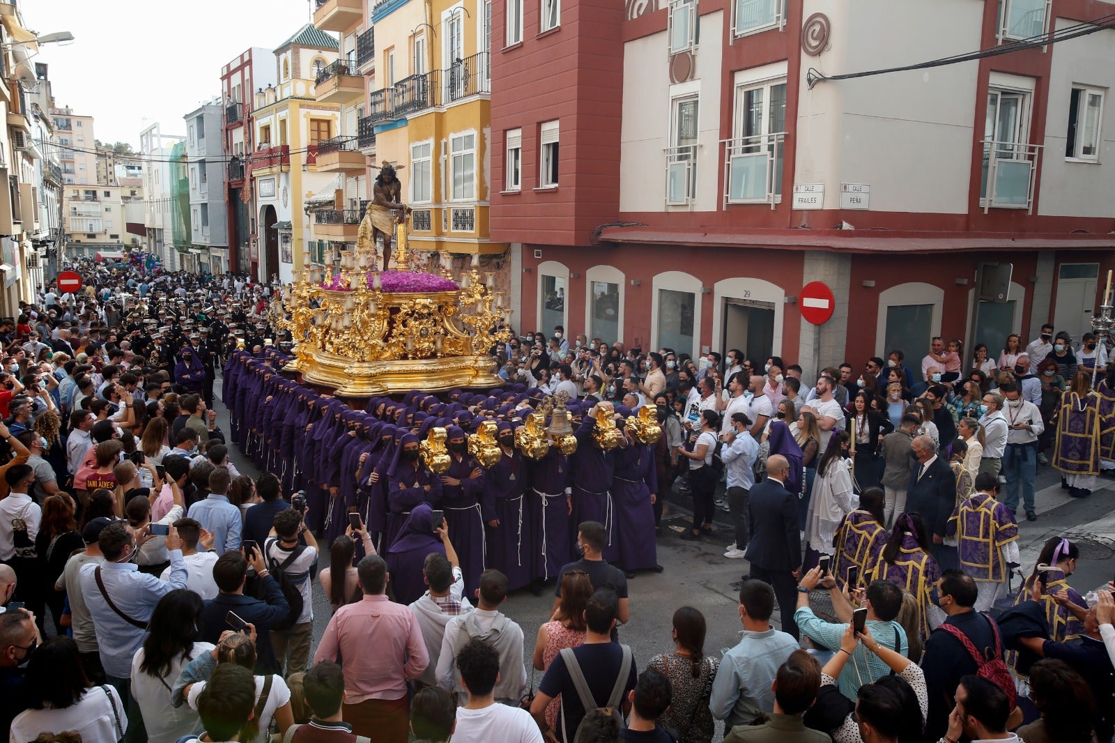 Dieciséis tronos recorren la ciudad para conmemorar el centenario de la Agrupación de Cofradías de Málaga en un evento histórico. En la imagen, Gitanos.