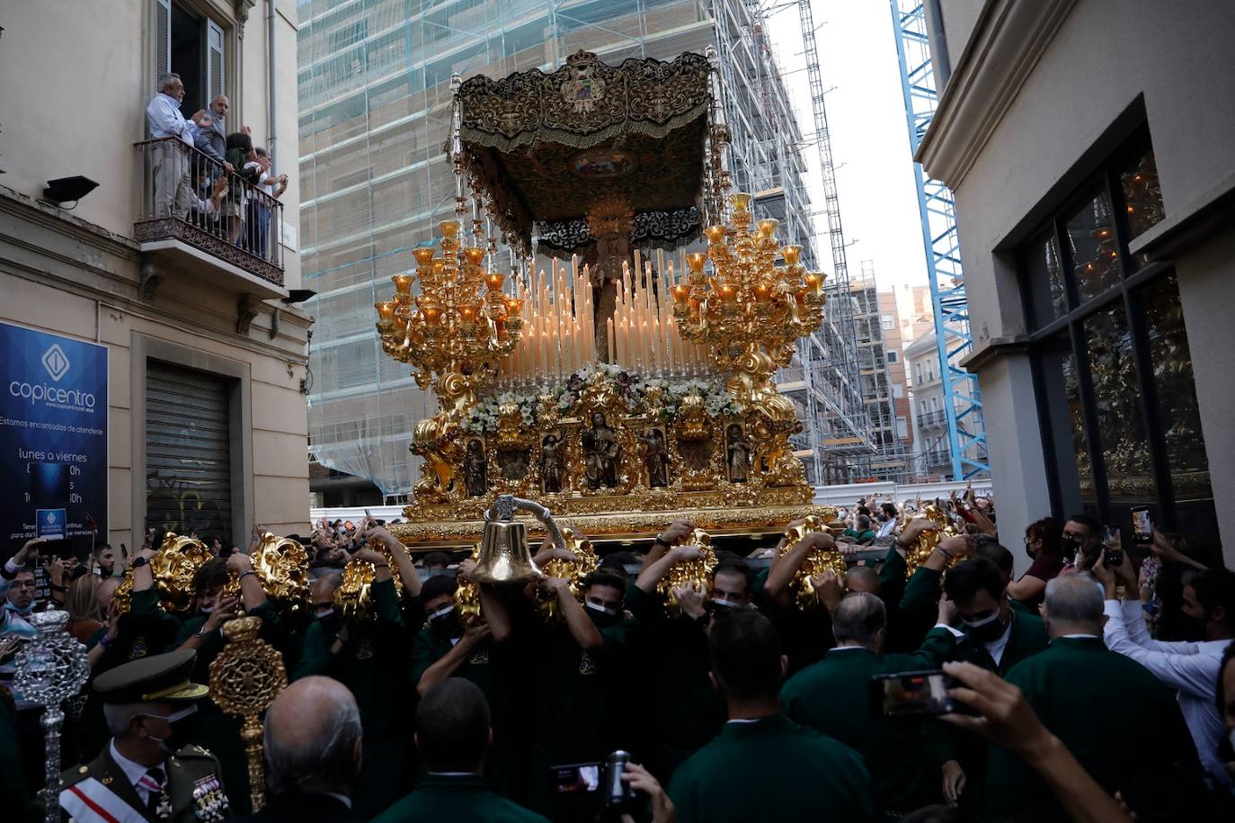 Imágenes de la Esperanza en su desfile procesional durante la magna