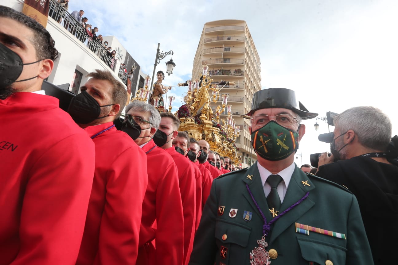 Dieciséis tronos recorren la ciudad para conmemorar el centenario de la Agrupación de Cofradías de Málaga en un evento histórico. En la imagen, Fusionadas.