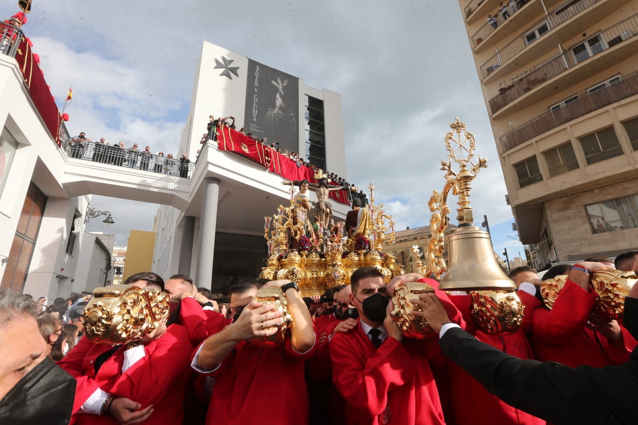 Dieciséis tronos recorren la ciudad para conmemorar el centenario de la Agrupación de Cofradías de Málaga en un evento histórico. En la imagen, Fusionadas.