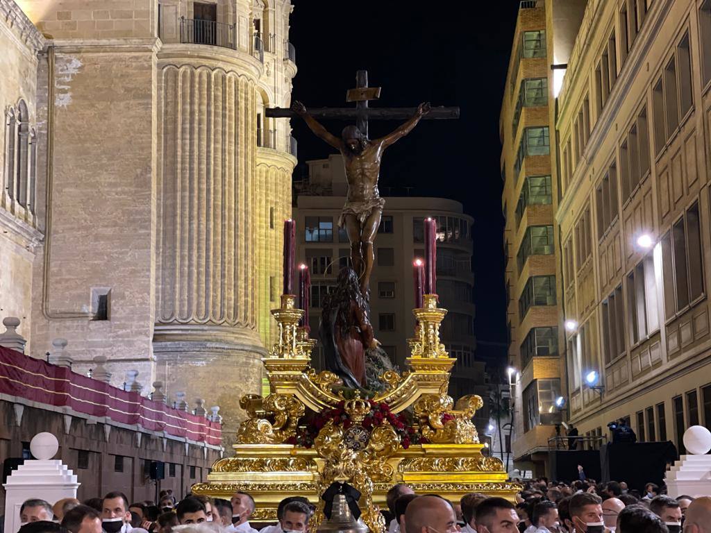 Mena, por la noche entrando en la Catedral. 