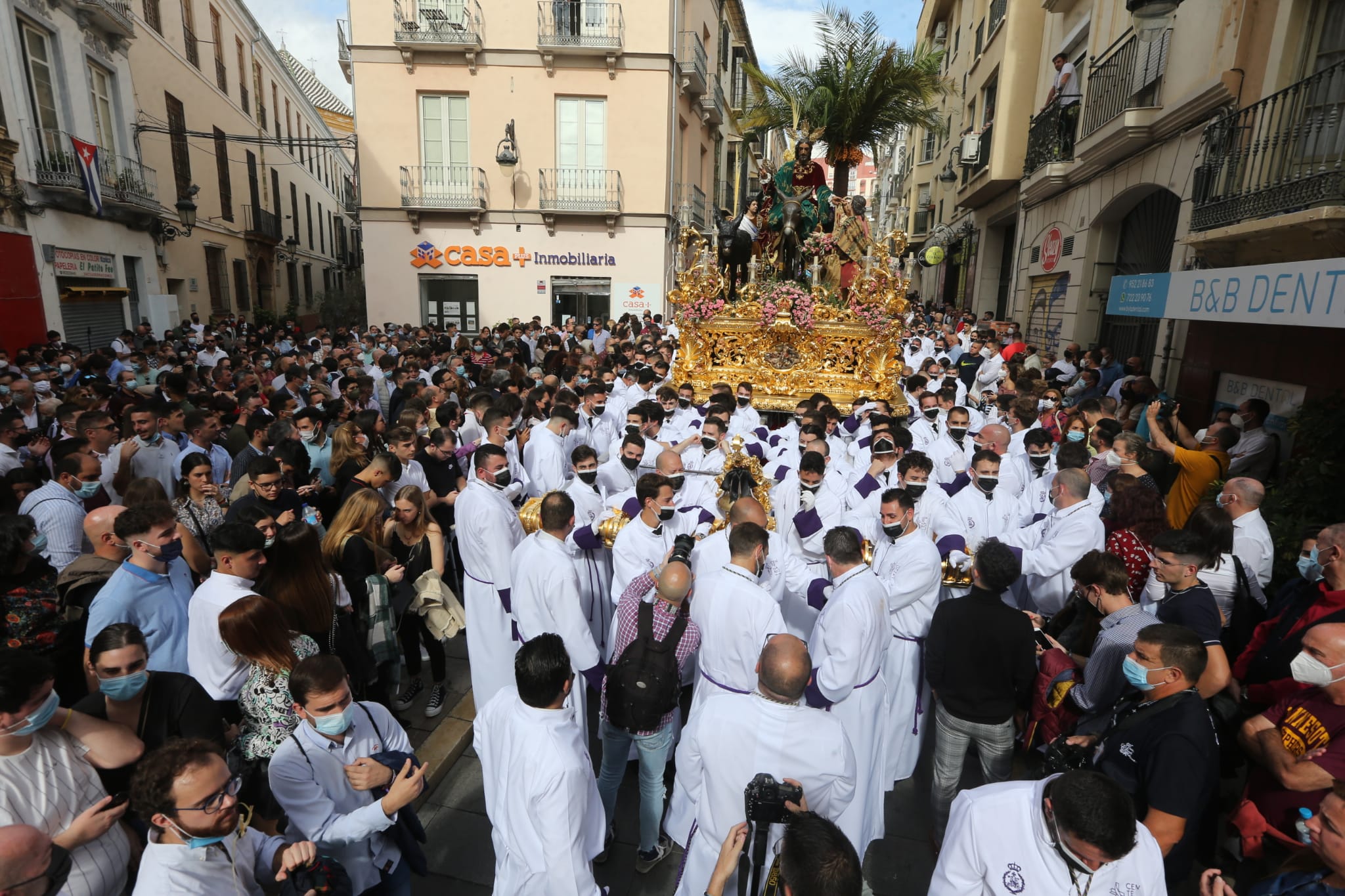 Dieciséis tronos recorren la ciudad para conmemorar el centenario de la Agrupación de Cofradías de Málaga en un evento histórico. En la imagen, Pollinica.