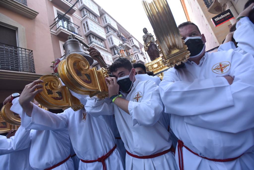 Dieciséis tronos recorren la ciudad para conmemorar el centenario de la Agrupación de Cofradías de Málaga en un evento histórico. En la imagen, Resucitado.