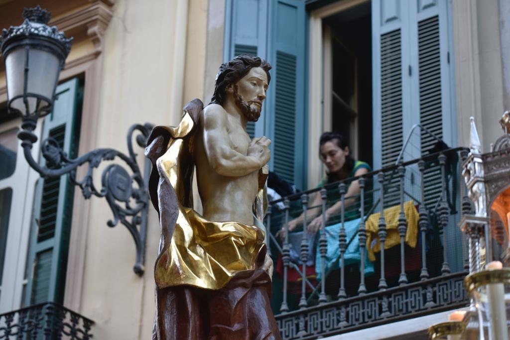 Dieciséis tronos recorren la ciudad para conmemorar el centenario de la Agrupación de Cofradías de Málaga en un evento histórico. En la imagen, Resucitado.