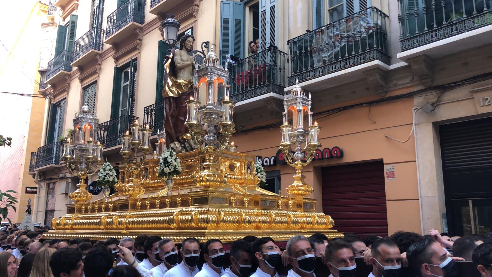 Dieciséis tronos recorren la ciudad para conmemorar el centenario de la Agrupación de Cofradías de Málaga en un evento histórico. En la imagen, Resucitado.