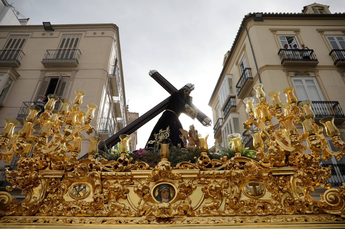 Dieciséis tronos recorren la ciudad para conmemorar el centenario de la Agrupación de Cofradías de Málaga en un evento histórico. En la imagen, El Rico.