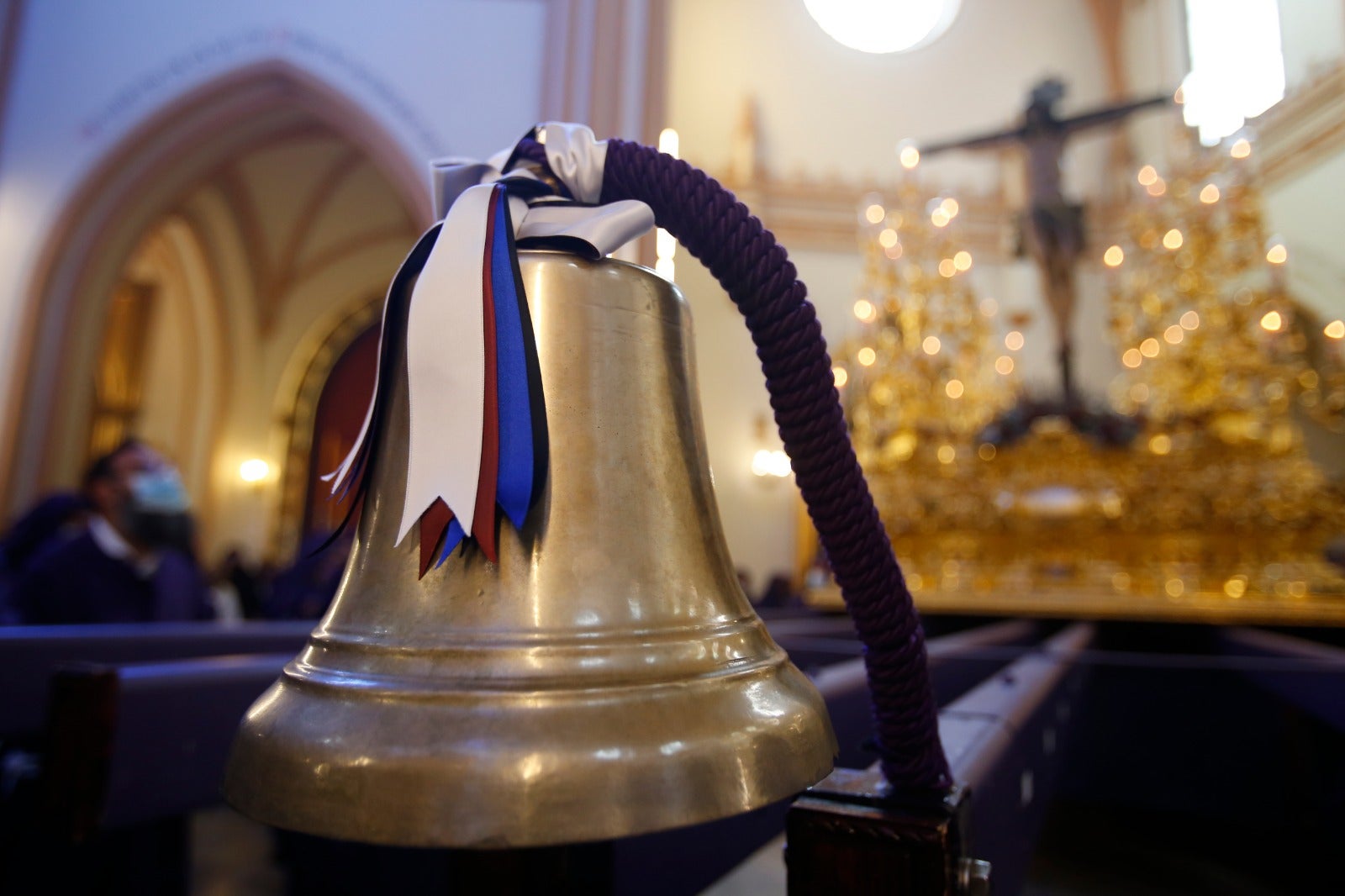 Dieciséis tronos recorren la ciudad para conmemorar el centenario de la Agrupación de Cofradías de Málaga en un evento histórico. En la imagen, Salud.