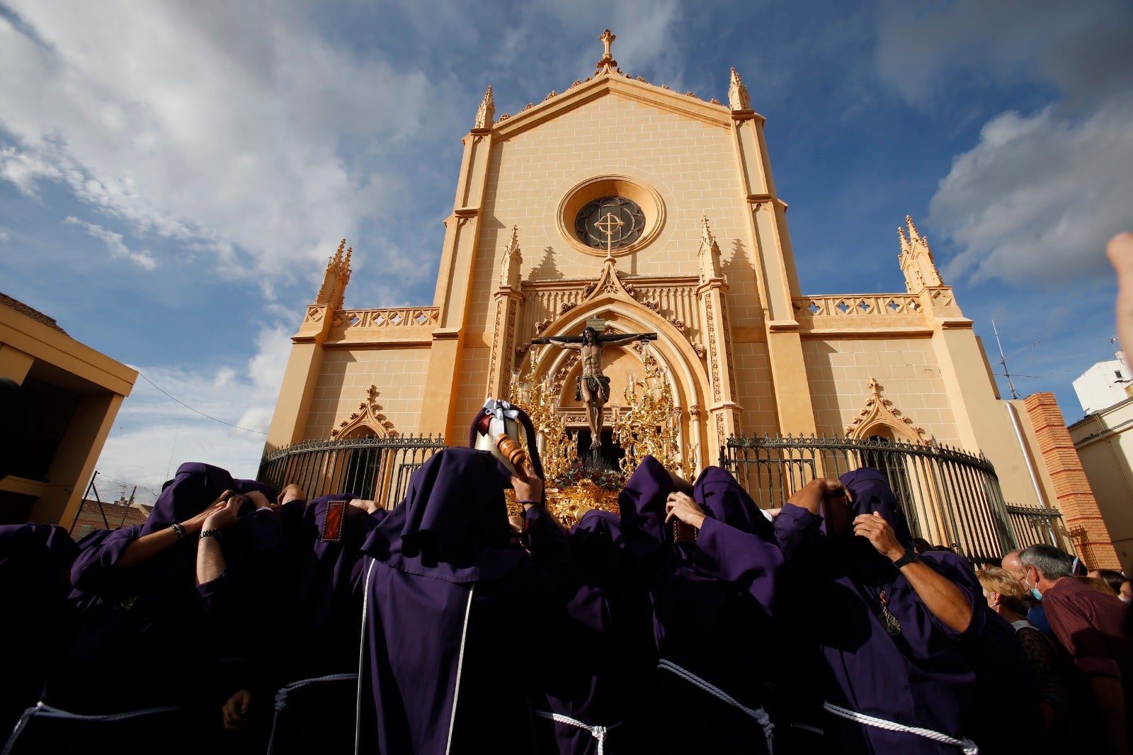 Dieciséis tronos recorren la ciudad para conmemorar el centenario de la Agrupación de Cofradías de Málaga en un evento histórico. En la imagen, Salud.