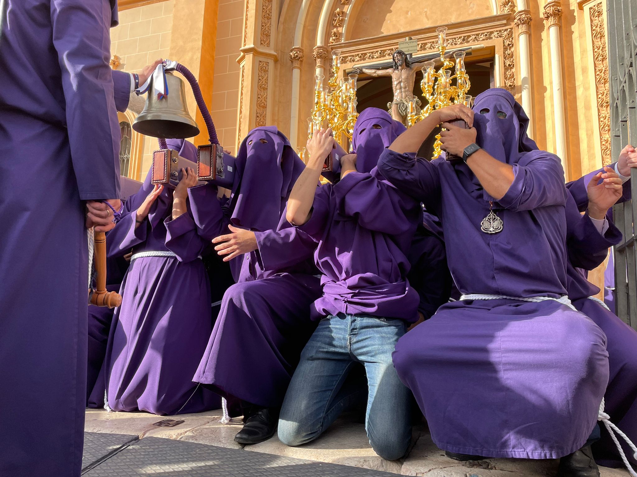 Dieciséis tronos recorren la ciudad para conmemorar el centenario de la Agrupación de Cofradías de Málaga en un evento histórico. En la imagen, Salud.