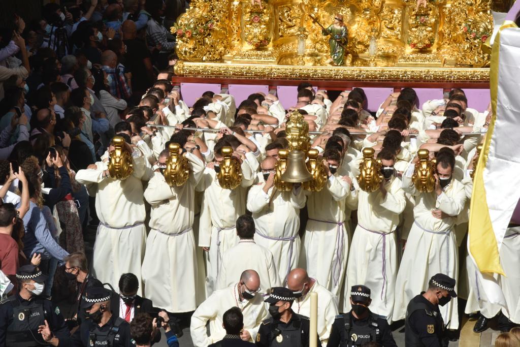 Dieciséis tronos recorren la ciudad para conmemorar el centenario de la Agrupación de Cofradías de Málaga en un evento histórico. En la imagen, Sangre.