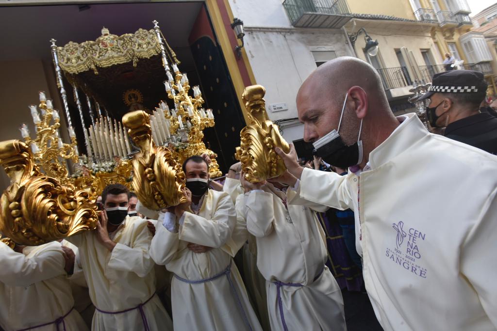 Dieciséis tronos recorren la ciudad para conmemorar el centenario de la Agrupación de Cofradías de Málaga en un evento histórico. En la imagen, Sangre.