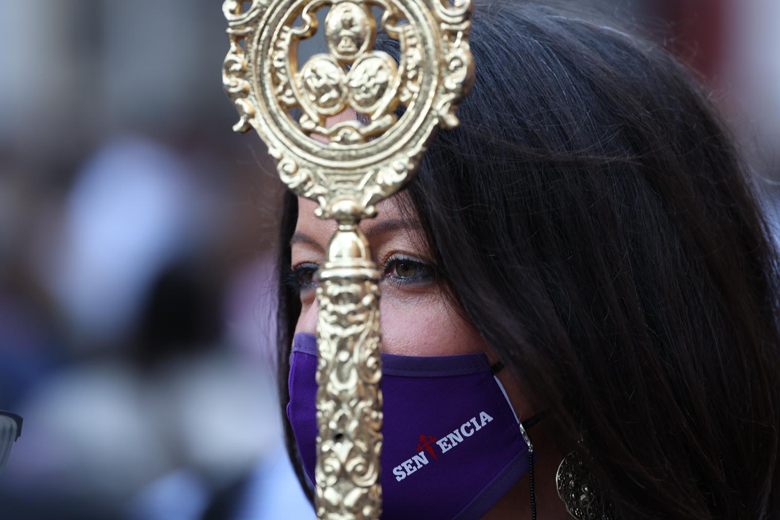 Dieciséis tronos recorren la ciudad para conmemorar el centenario de la Agrupación de Cofradías de Málaga en un evento histórico. En la imagen, Sentencia.