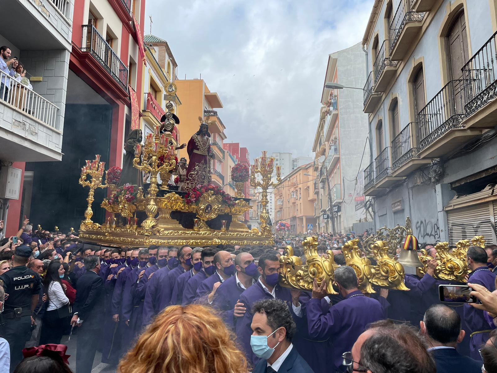 Dieciséis tronos recorren la ciudad para conmemorar el centenario de la Agrupación de Cofradías de Málaga en un evento histórico. En la imagen, Sentencia.