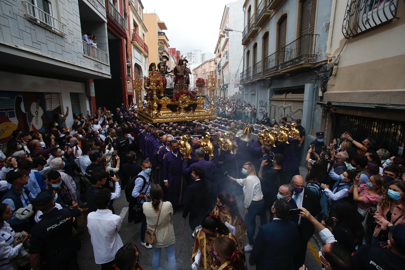 Dieciséis tronos recorren la ciudad para conmemorar el centenario de la Agrupación de Cofradías de Málaga en un evento histórico. En la imagen, Sentencia.