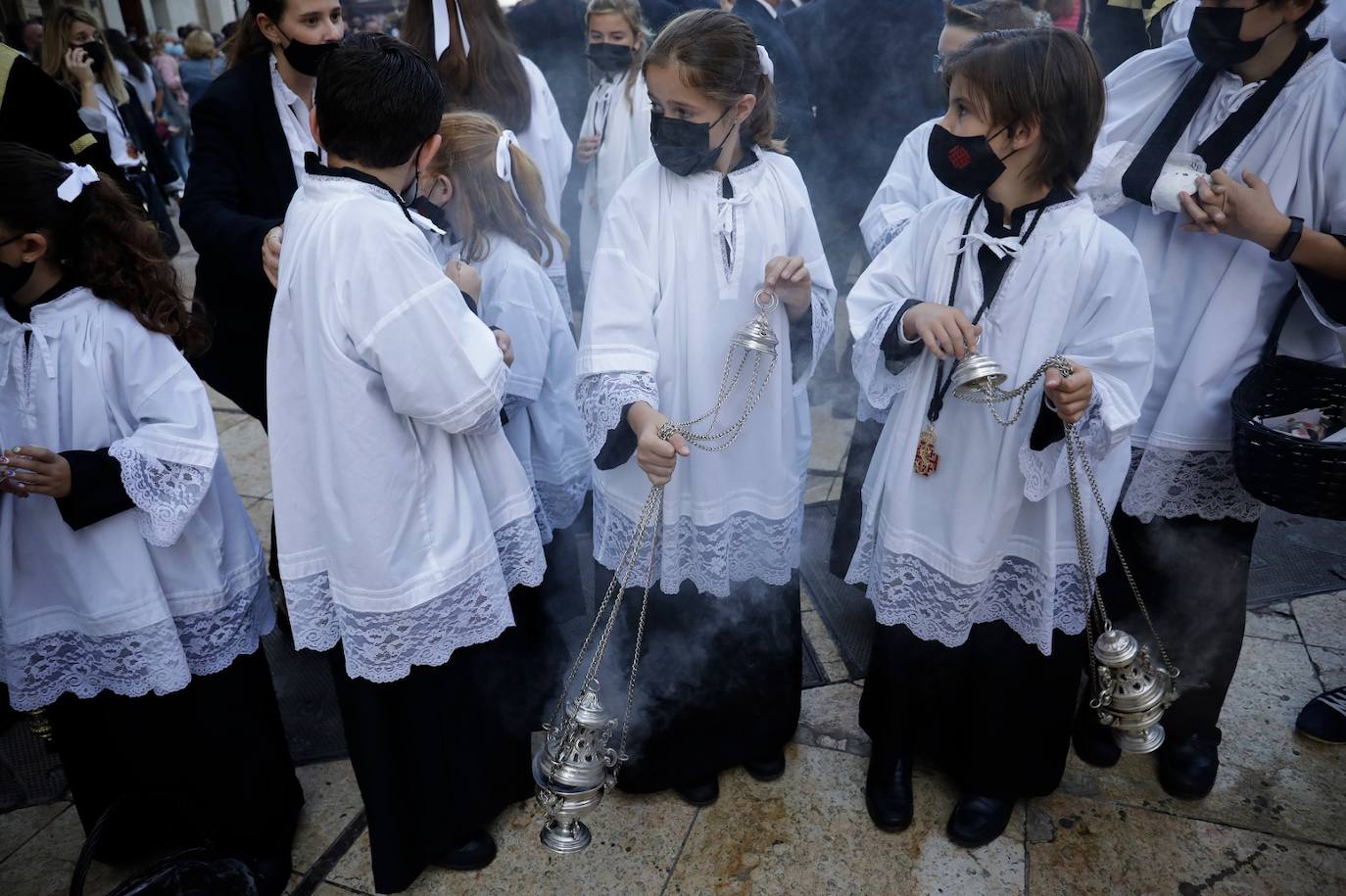 Dieciséis tronos recorren la ciudad para conmemorar el centenario de la Agrupación de Cofradías de Málaga en un evento histórico. En la imagen, Sepulcro.