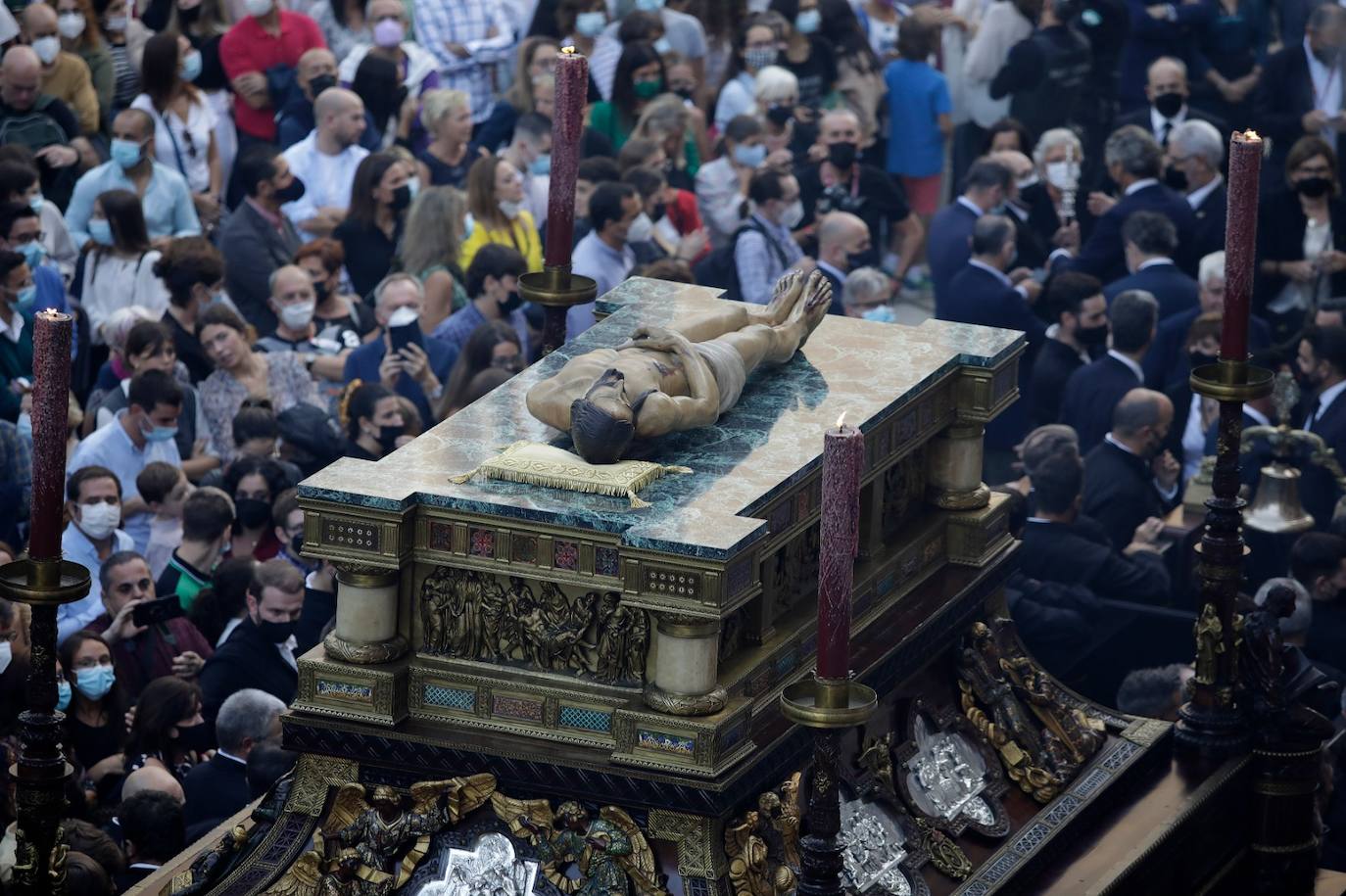 Dieciséis tronos recorren la ciudad para conmemorar el centenario de la Agrupación de Cofradías de Málaga en un evento histórico. En la imagen, Sepulcro.