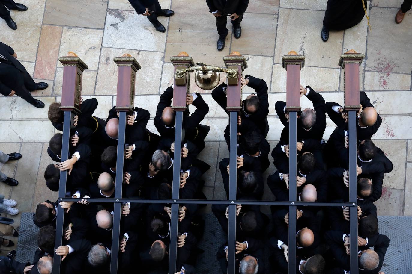 Dieciséis tronos recorren la ciudad para conmemorar el centenario de la Agrupación de Cofradías de Málaga en un evento histórico. En la imagen, Sepulcro.