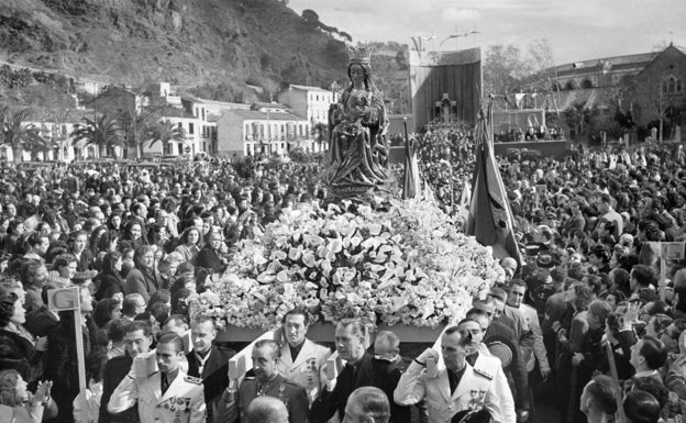 Salida procesional por el Parque de la Virgen de la Victoria, tras su coronación el 8 de febrero de 1943. 