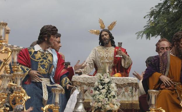 Imagen principal - La Cofradía de la Cena, en procesión. 