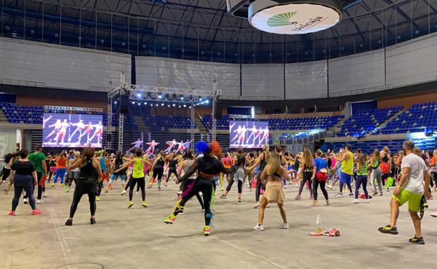 Imagen principal - El zumba vuelve al Martín Carpena con 500 seguidores e instructores en un evento europeo