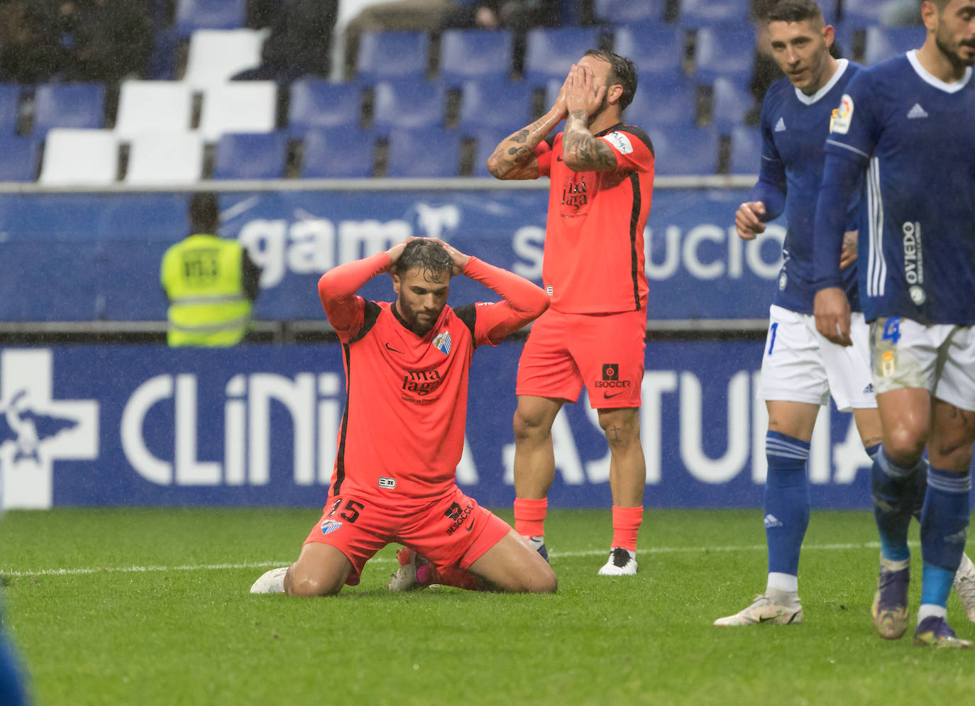 La visita del Málaga al Oviedo, en fotos. 