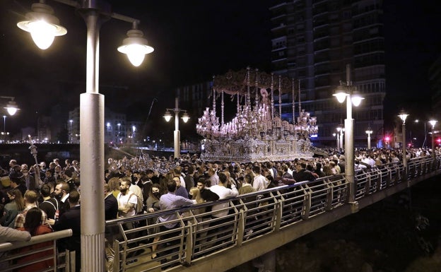 La Virgen de los Dolores de la Expiración, en el puente de la Misericordia. 