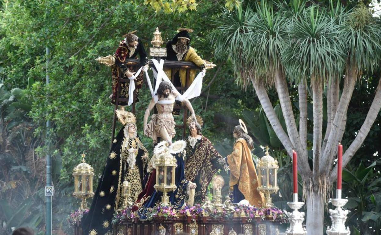 Todas las figuras del grupo escultórico fueron vestidas con ropajes bordados cedidos por varias cofradías. 