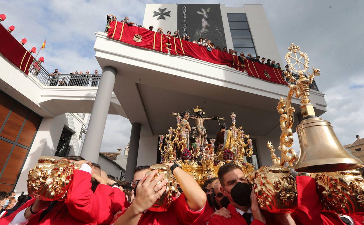 Salida del Cristo de la Exaltación desde su casa hermandad. 