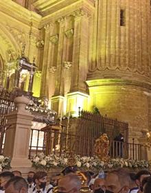 Imagen secundaria 2 - Los cortejos llegaron hasta la altura del Ayuntamiento. Jesús Catalá, Pablo Atencia y Francisco de la Torre, en la tribuna de autoridades. La Virgen de los Reyes presidió un altar en la puerta de la Catedral hacia la calle Postigo de los Abades 