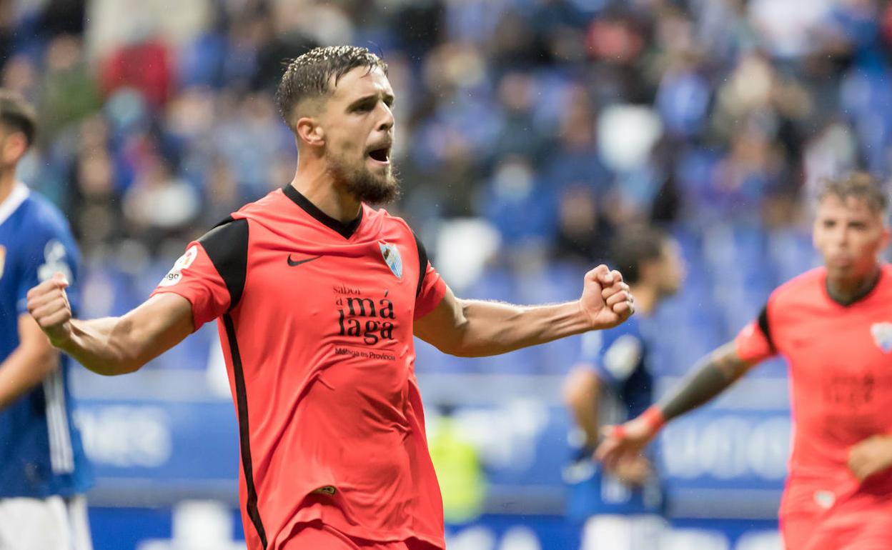 El jugador del Málaga, Genaro, celebra su gol ante el Oviedo.