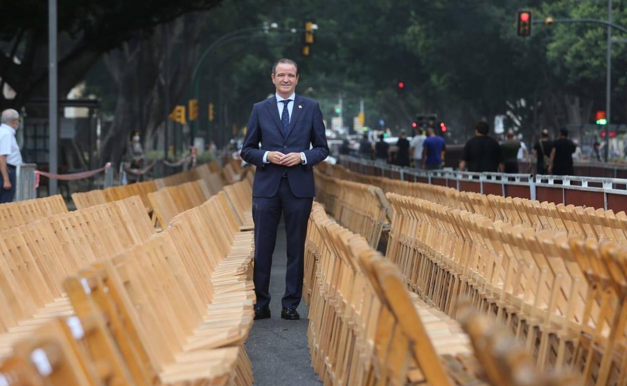 Pablo Atencia, entre las sillas instaladas en la Alameda Principal para presenciar el paso de los cortejos. 