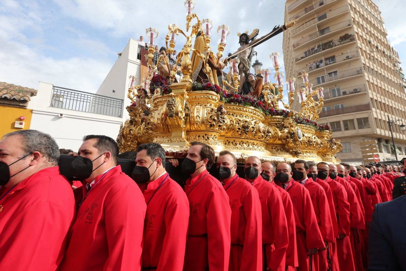 Un presidente en el A12: El presidente de la Junta de Andalucía, Juanma Moreno, portó al Cristo de la Exaltación. 