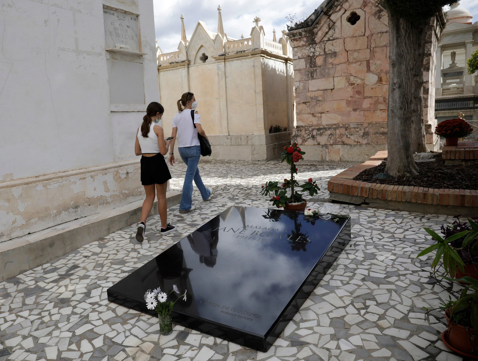 Los cementerios de la provincia vuelven a llenarse de malagueños para honrar la memorias de sus seres queridos, una actividad que el año pasado fue mucho menos multitudinaria por la pandemia. Imagen del cementerio de San Miguel.. 