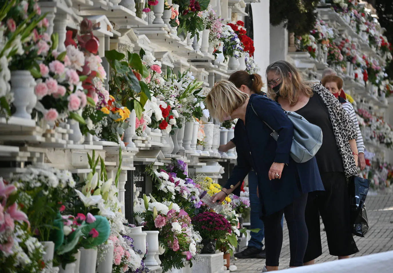 Los cementerios de la provincia vuelven a llenarse de malagueños para honrar la memorias de sus seres queridos, una actividad que el año pasado fue mucho menos multitudinaria por la pandemia. Imagen tomada en Marbella. 