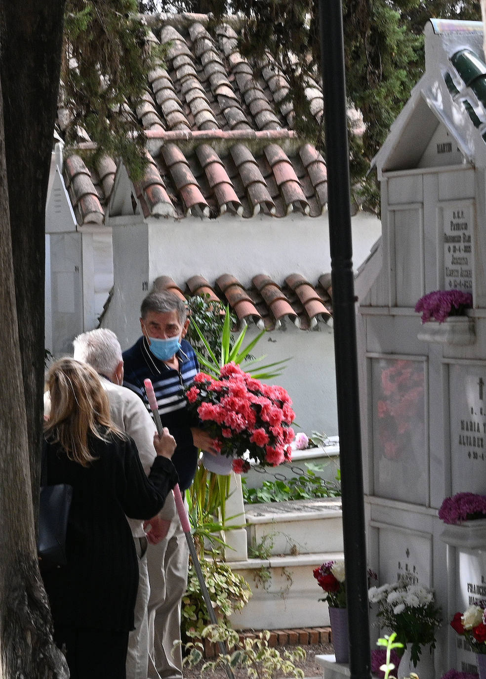 Los cementerios de la provincia vuelven a llenarse de malagueños para honrar la memorias de sus seres queridos, una actividad que el año pasado fue mucho menos multitudinaria por la pandemia. Imagen tomada en Marbella. 