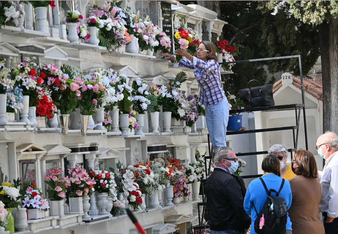 Los cementerios de la provincia vuelven a llenarse de malagueños para honrar la memorias de sus seres queridos, una actividad que el año pasado fue mucho menos multitudinaria por la pandemia. Imagen tomada en Marbella. 