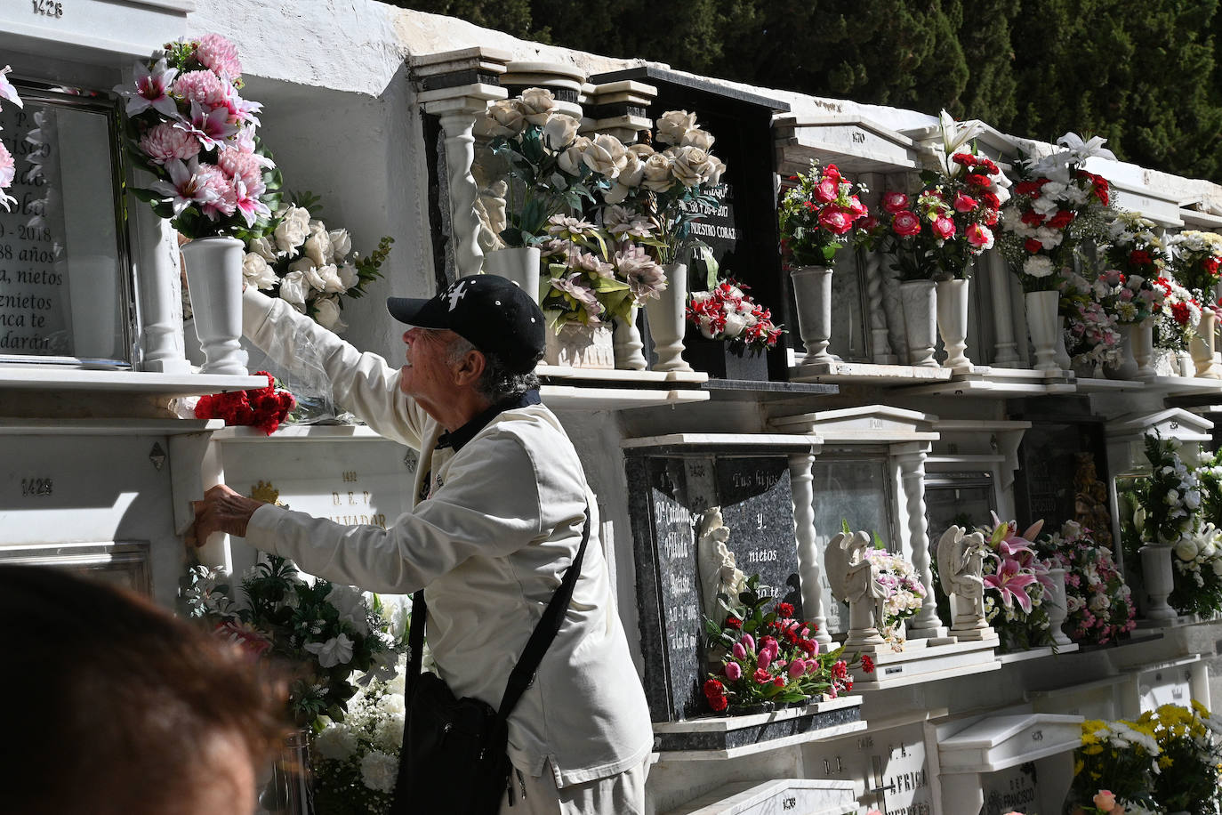 Los cementerios de la provincia vuelven a llenarse de malagueños para honrar la memorias de sus seres queridos, una actividad que el año pasado fue mucho menos multitudinaria por la pandemia. Imagen tomada en Marbella. 