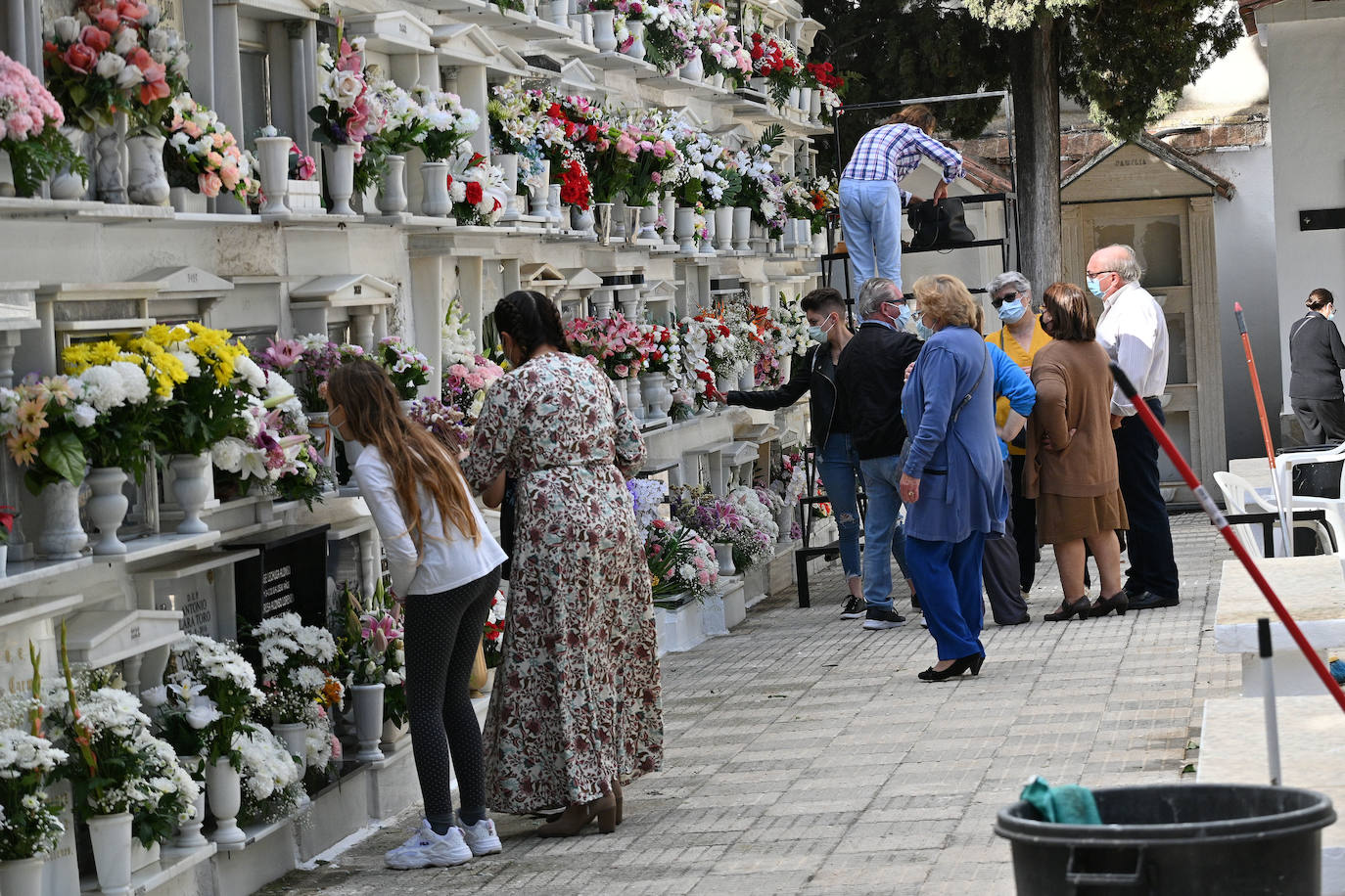 Los cementerios de la provincia vuelven a llenarse de malagueños para honrar la memorias de sus seres queridos, una actividad que el año pasado fue mucho menos multitudinaria por la pandemia. Imagen tomada en Marbella. 