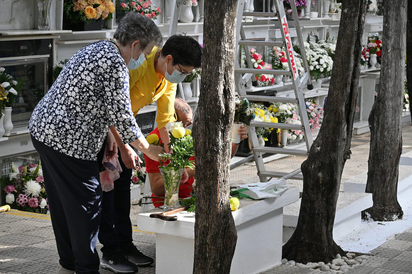 Los cementerios de la provincia vuelven a llenarse de malagueños para honrar la memorias de sus seres queridos, una actividad que el año pasado fue mucho menos multitudinaria por la pandemia. Imagen tomada en Marbella. 